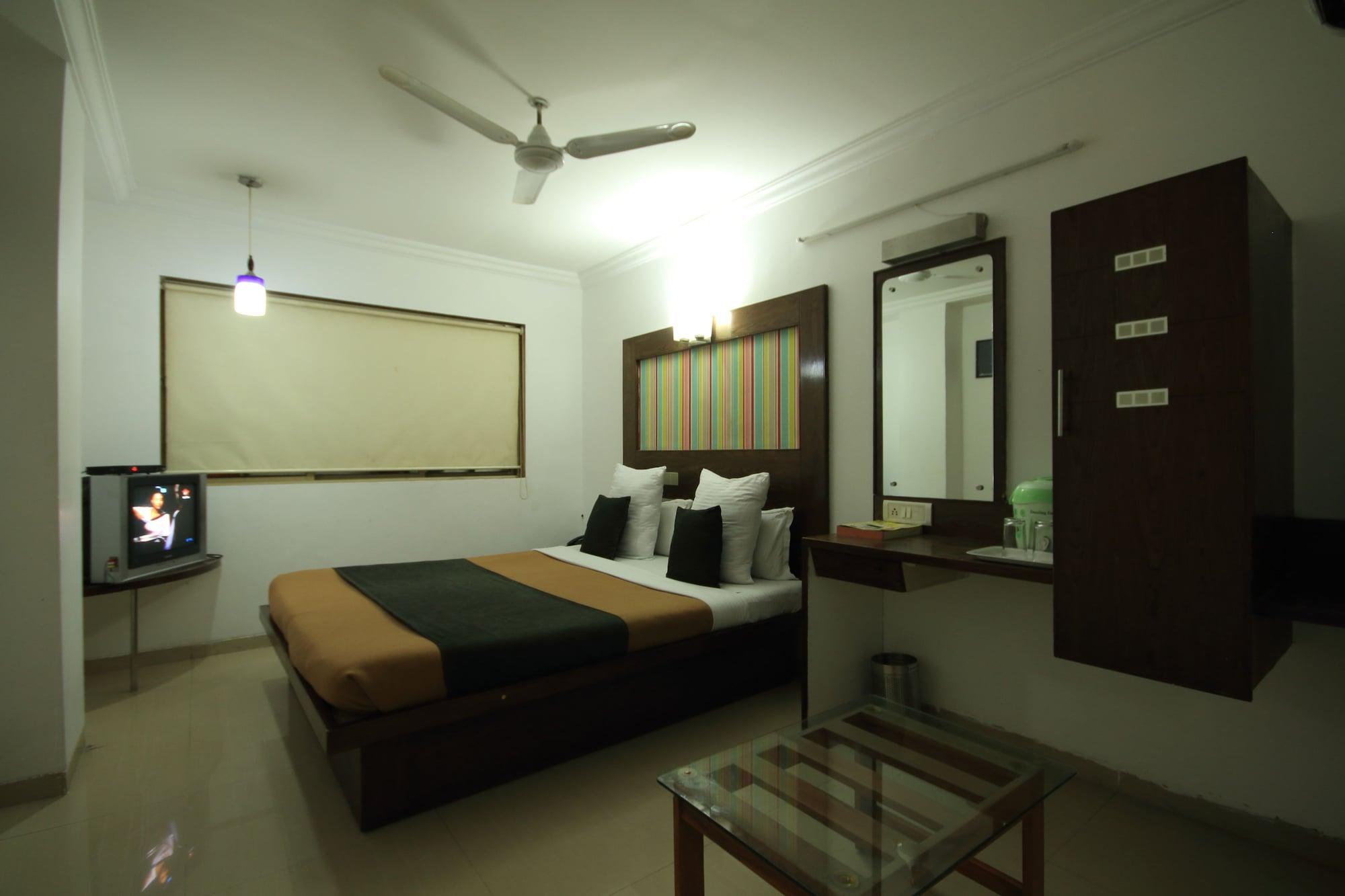 Fabhotel Kadamb Inn 阿穆达巴 外观 照片