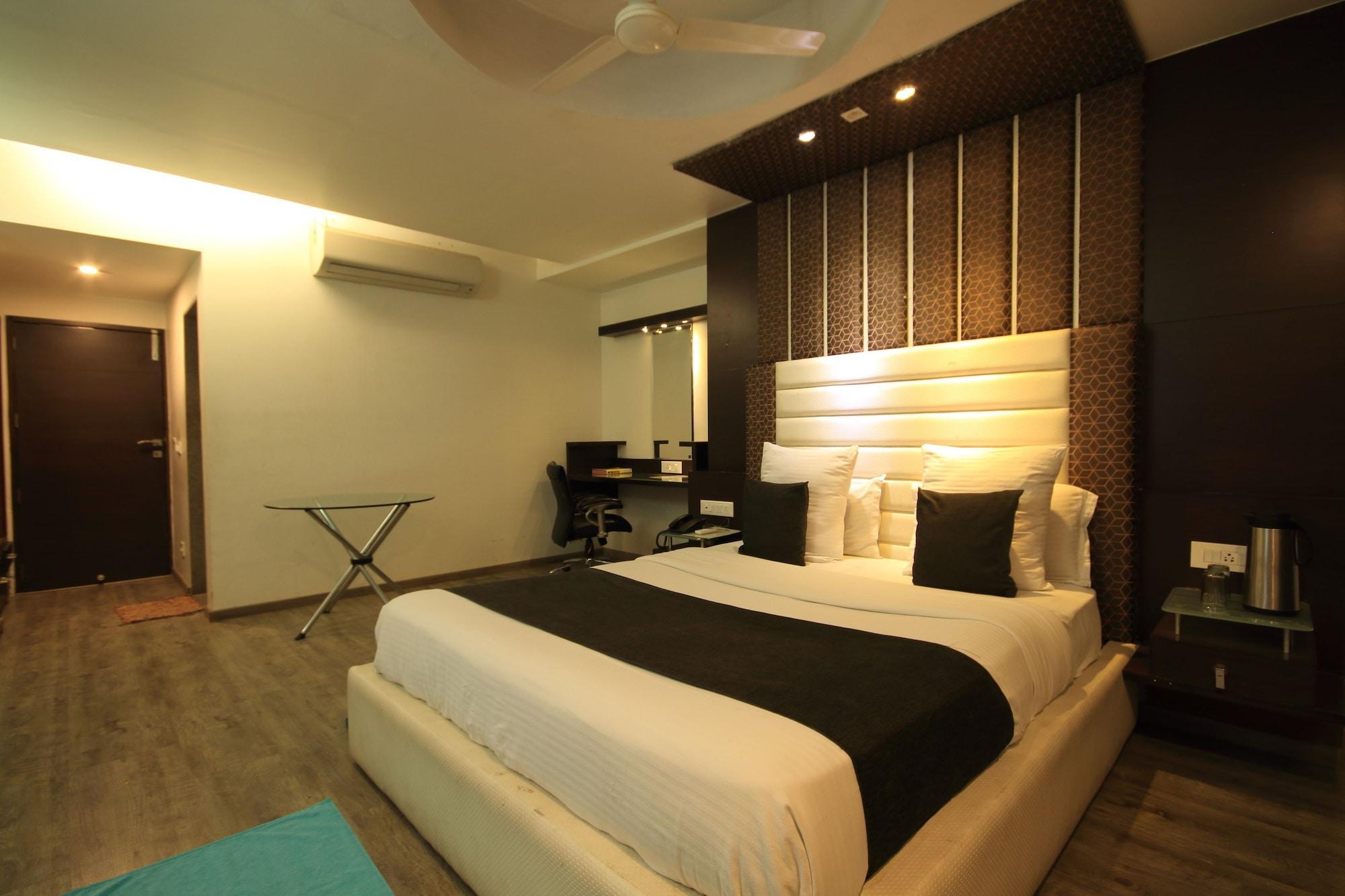 Fabhotel Kadamb Inn 阿穆达巴 外观 照片