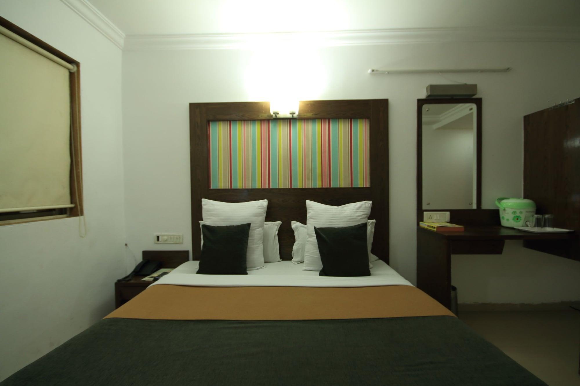 Fabhotel Kadamb Inn 阿穆达巴 外观 照片