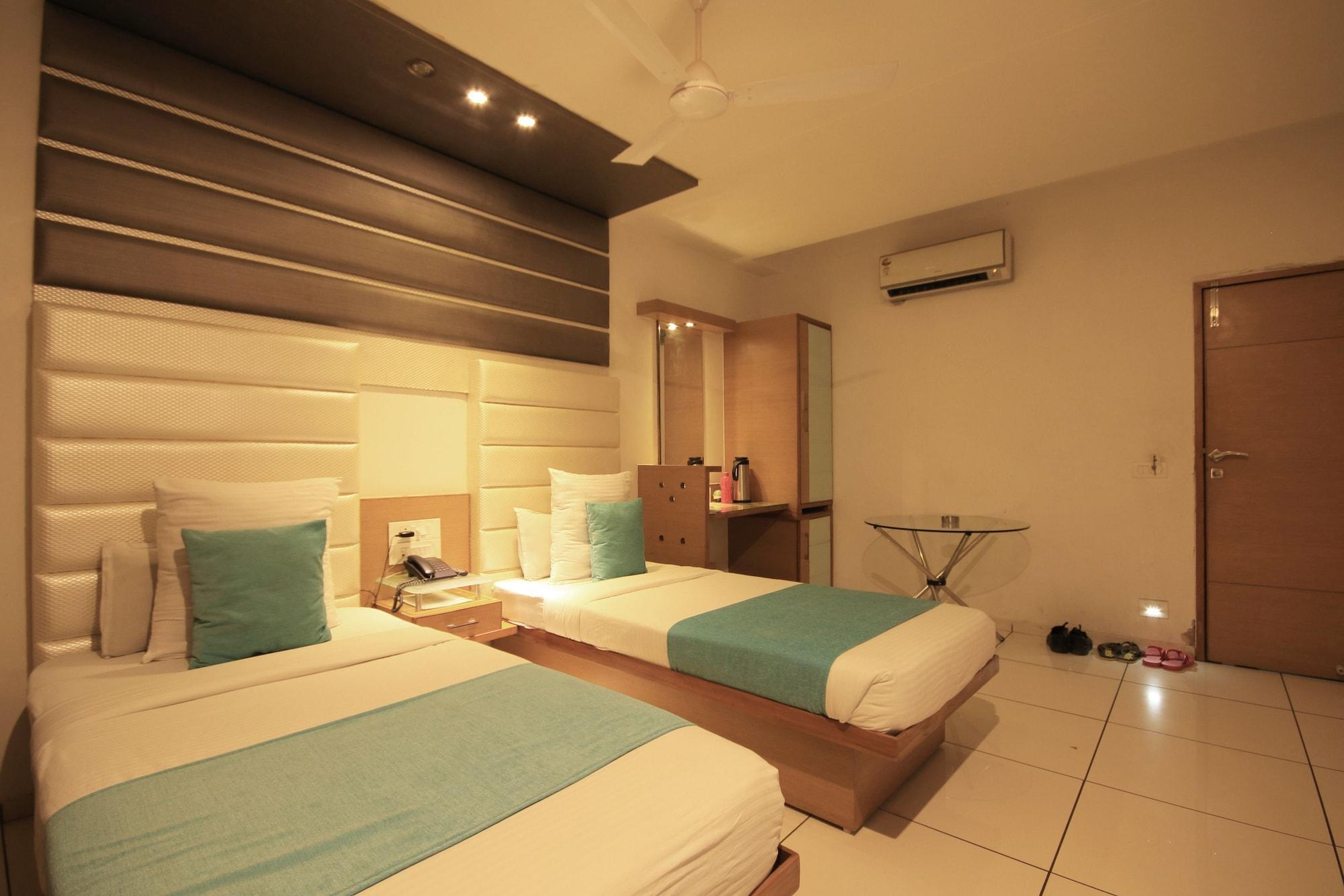 Fabhotel Kadamb Inn 阿穆达巴 外观 照片