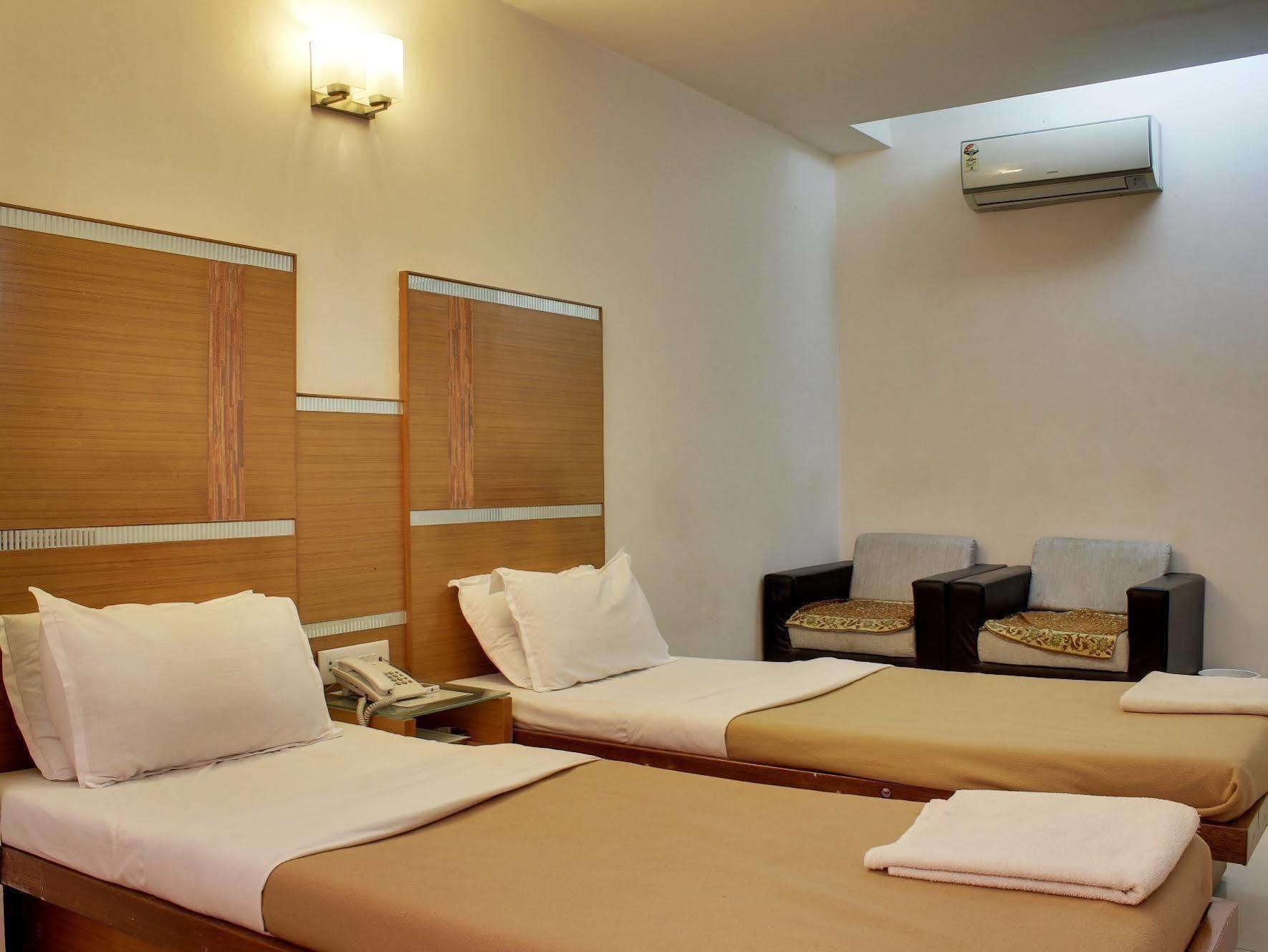 Fabhotel Kadamb Inn 阿穆达巴 外观 照片
